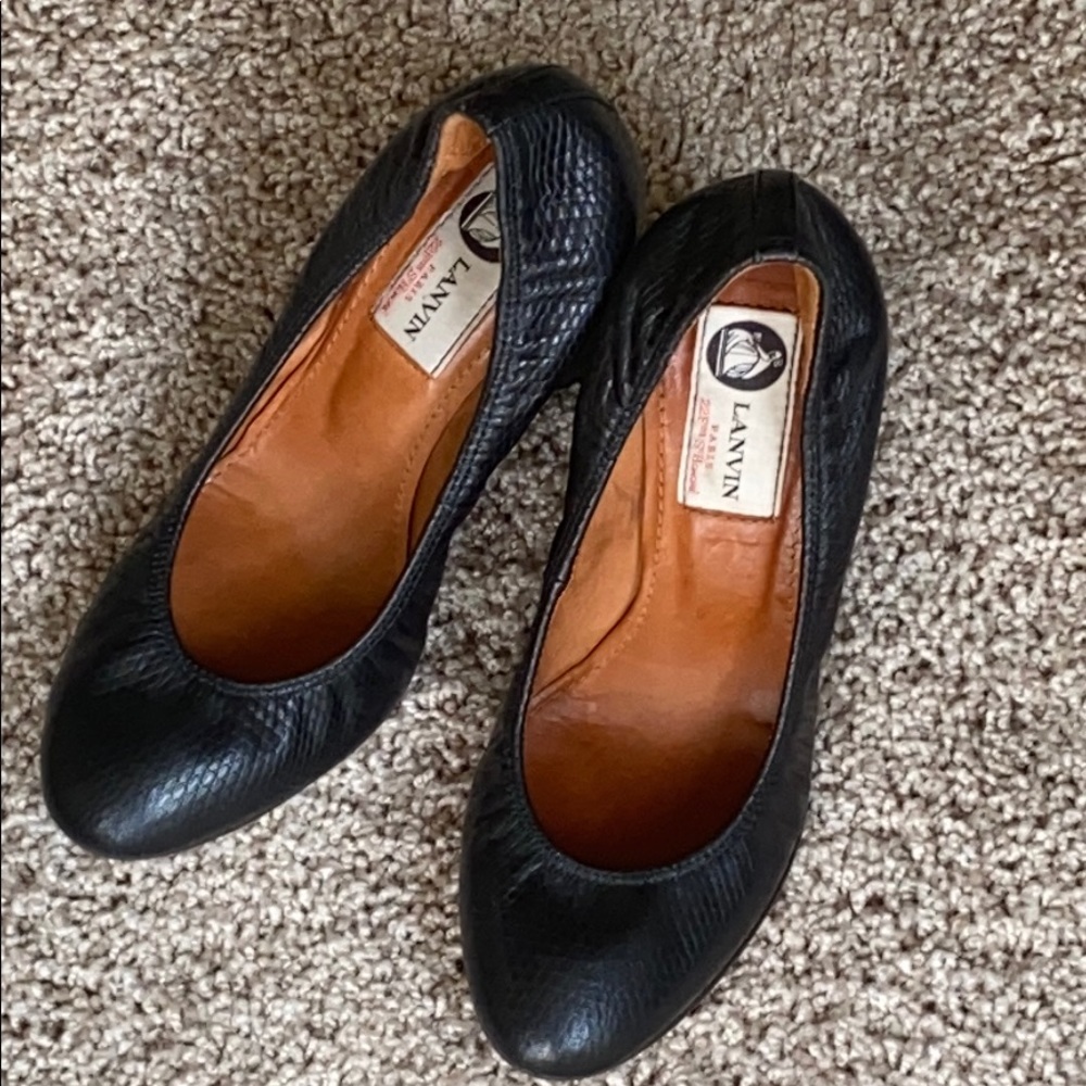 Black round toe wedge